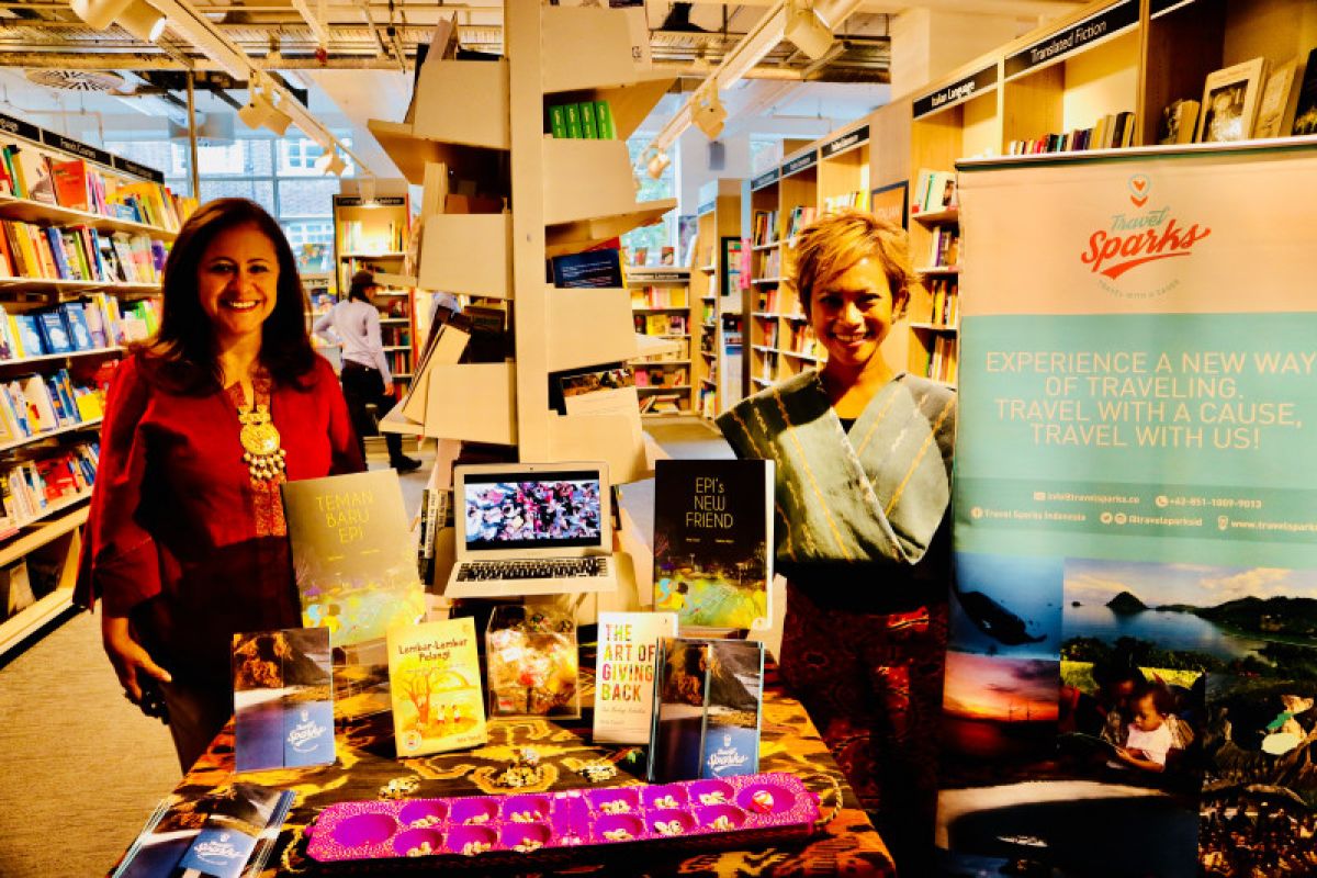 Nila Tanzil promosi buku dan Taman Bacaan Pelangi di Foyles London