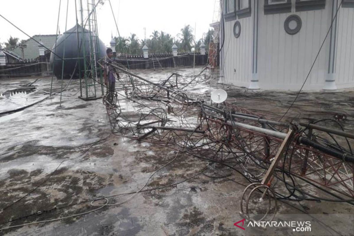 Kubah masjid dan tower radio dakwah di Aceh Utara juga rusak diterjang angin kencang