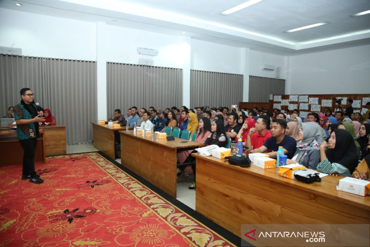 Fahd Pahdepie motivasi milenial Banyuwangi untuk berkarya