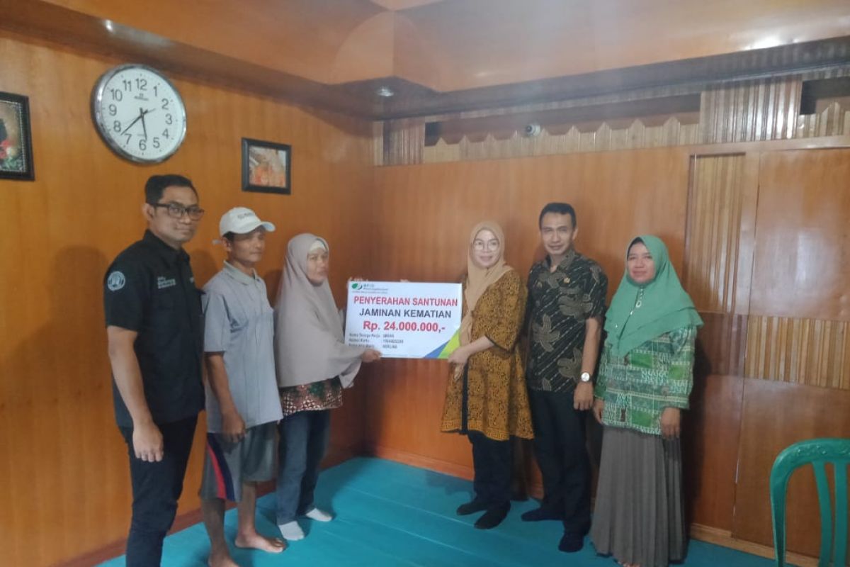 Pemkab Selayar santuni warga pesisir BPJS Ketenagakerjaan