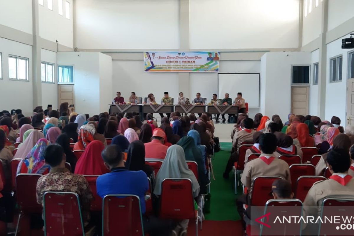 Bupati Hendrajoni Minta Guru SD Tingkatkan Kemampuan Majukan Pendidikan Daerah