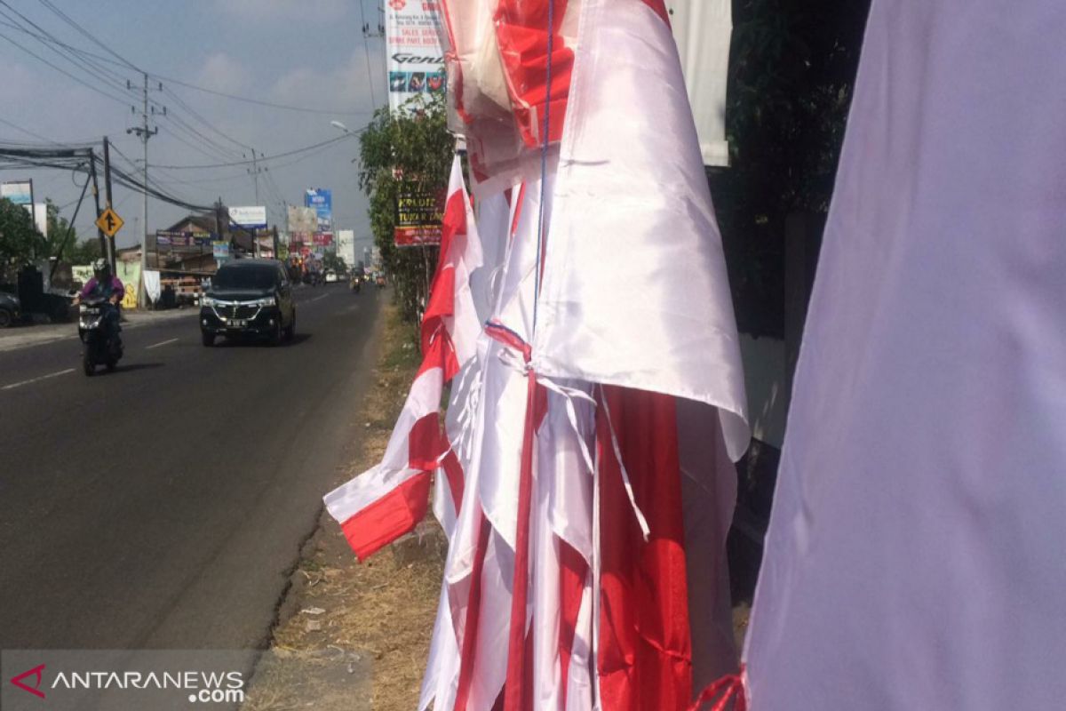 Penjual bendera bisa untung Rp10 juta