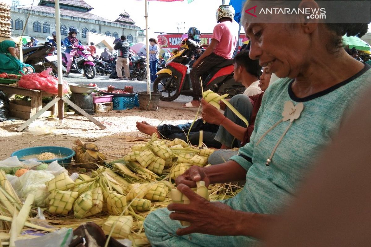 Jelang Idul Adha, pedagang kulit ketupat menjamur