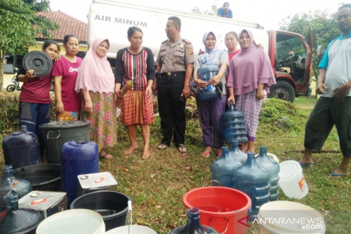 Polres Bogor kerahkan dua truk air bantu atasi kekeringan