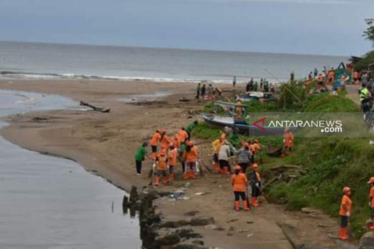 Dinas Lingkungan Hidup Kota Gunung Sitoli gelar aksi bersih pantai