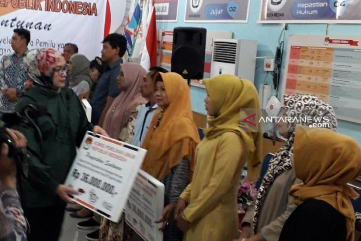 KPU serahkan santunan  kepada penyelenggara pemilu meninggal di Sumut
