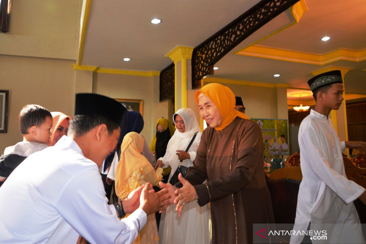 Ratusan warga hadiri open house Bupati-Wabup Batola