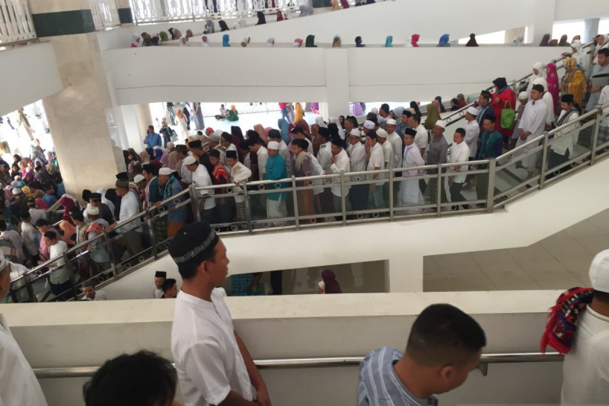 Jamaah salat Idul Adha "geruduk" Masjid Raya Jakarta