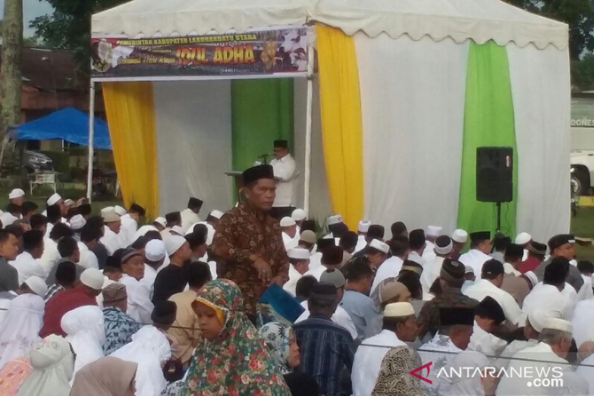 Bupati Labura sholat Id di Aekkanopan