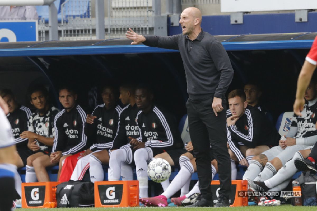 Feyenoord masih tertatih di bawah Stam, hanya imbang lawan Heerenveen