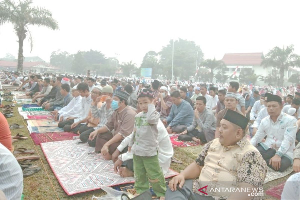 Ribuan warga Palangka Raya sholat Idul Adha di tengah asap