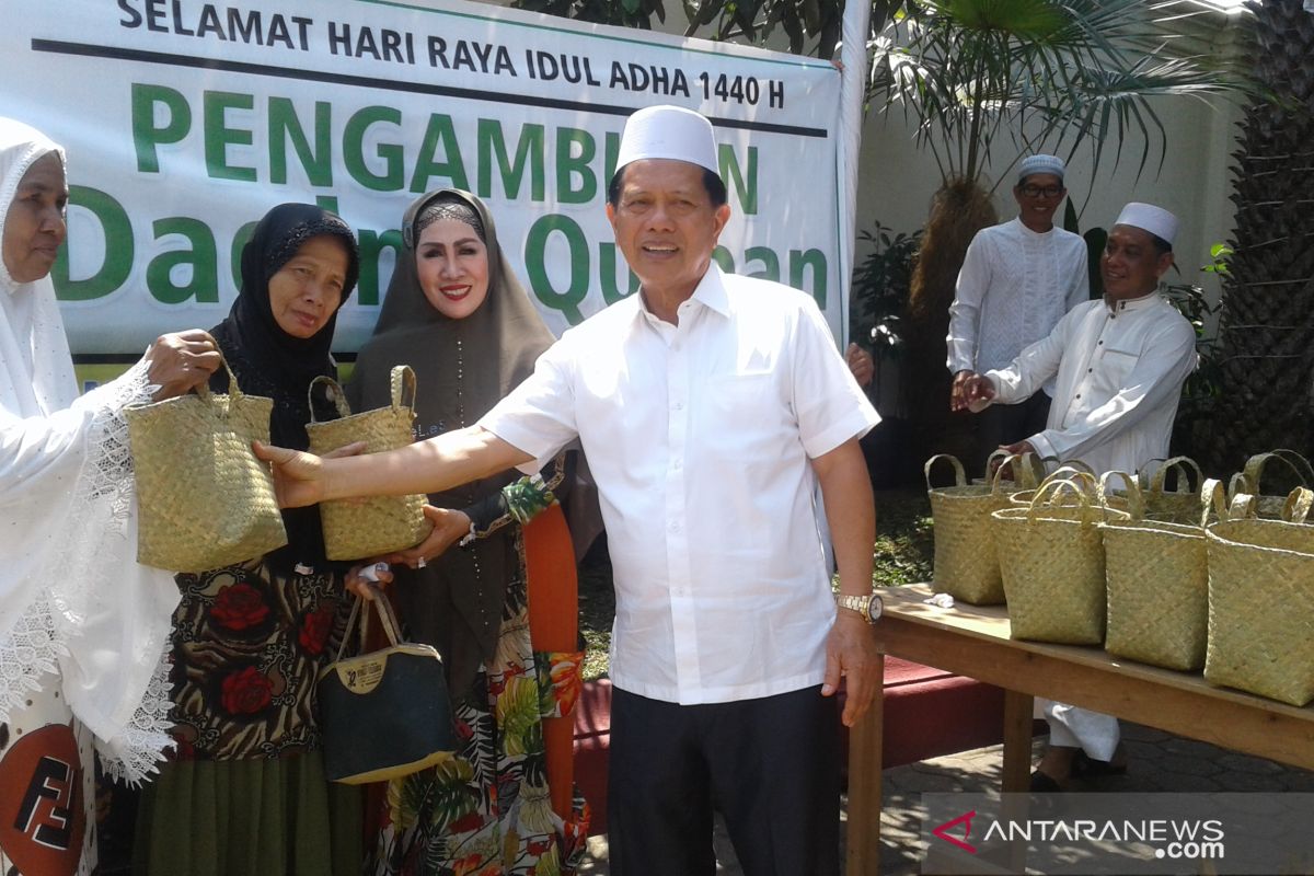 Bupati Tapin gunakan bakul purun pembungkus daging kurban