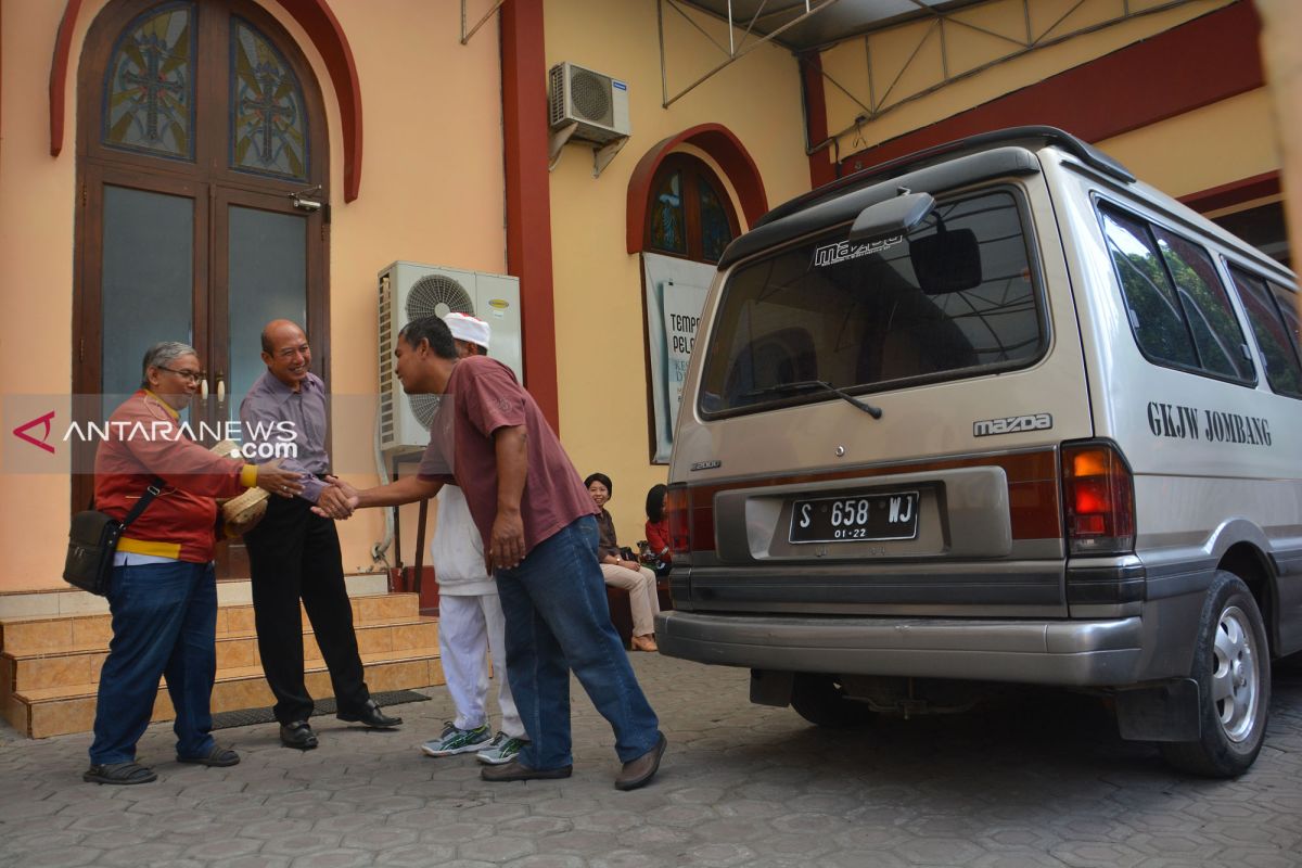 Umat muslim Jombang bagikan daging kurban kepada warga nonmuslim