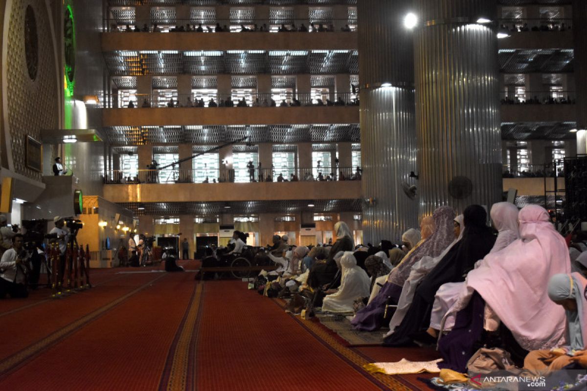 600  persons with disabilities join Eid al-Adha prayers at Istiqlal