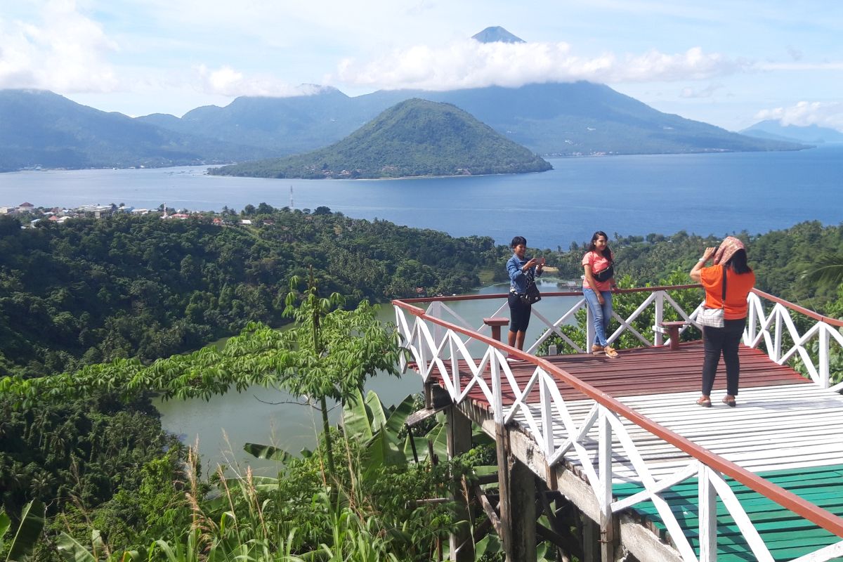 Pengunjung nikmati pemandangan objek wisata danau Laguna di Ternate