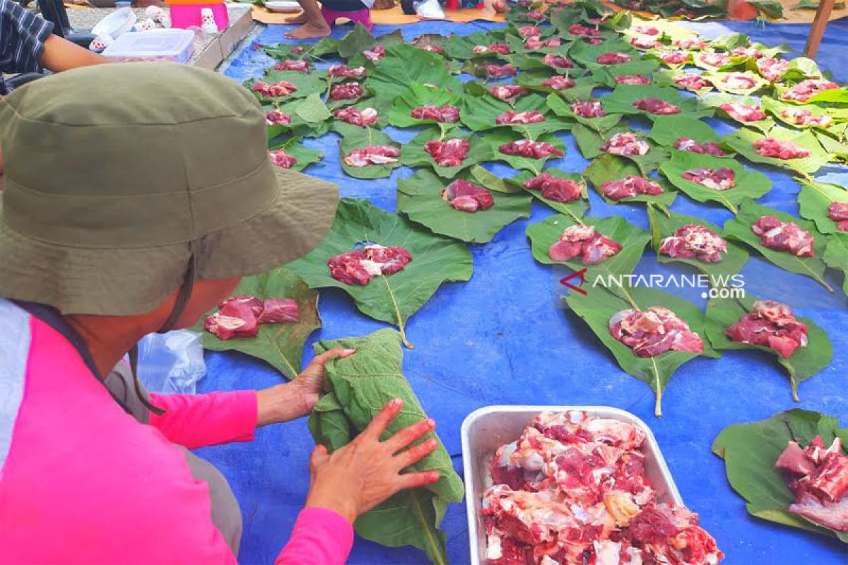 Masjid Al Huda gunakan daun jati untuk wadah daging kurban