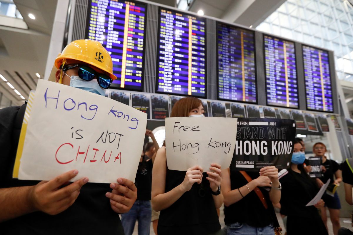 Otoritas Bandara Hong Kong batalkan semua penerbangan pada Senin