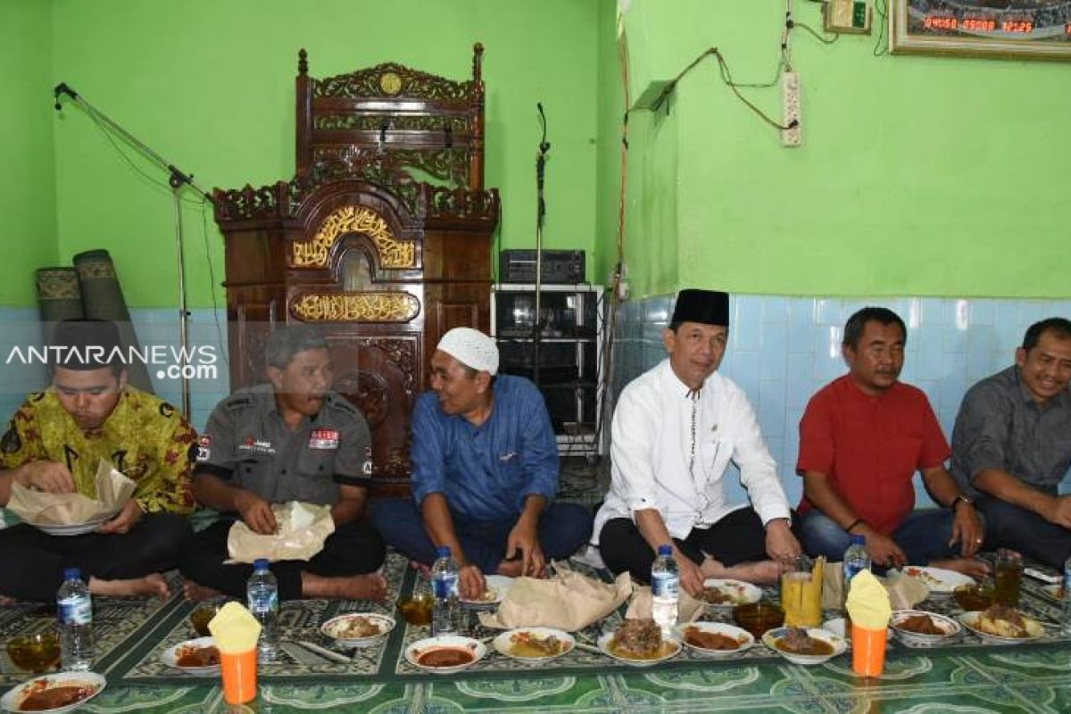 Bupati Tapsel dan ribuan warga menyantap masakan daging kurban