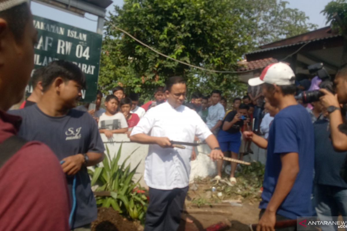 Kemarin, Anies potong kurban sendiri hingga Idul Adha korban kebakaran