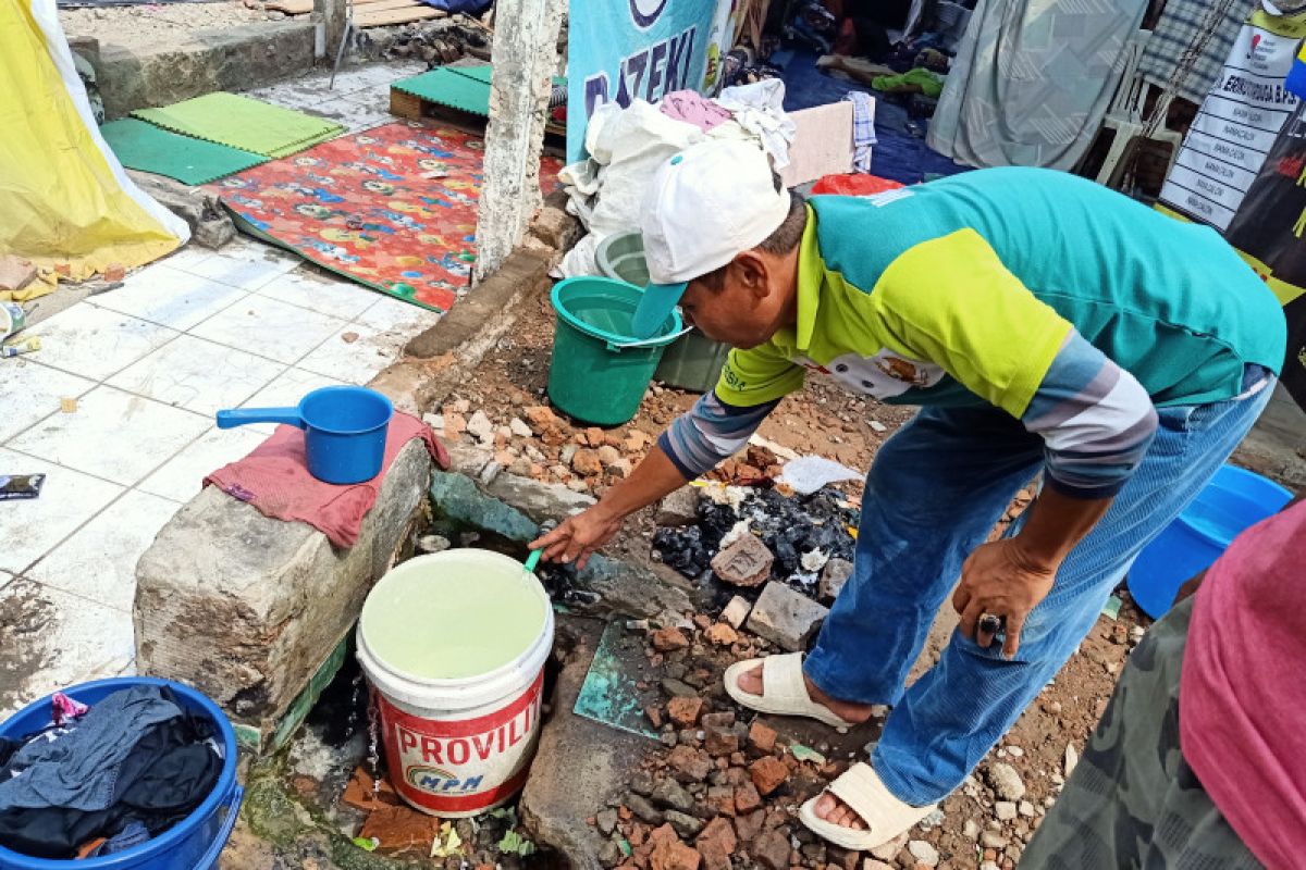 Korban kebakaran Manggarai manfaatkan air dari kebocoran pipa PDAM