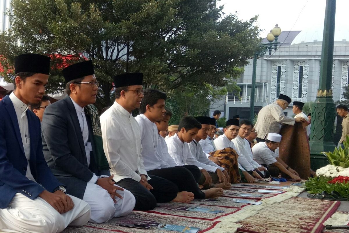 Anies lakukan salat Id ditemani anaknya