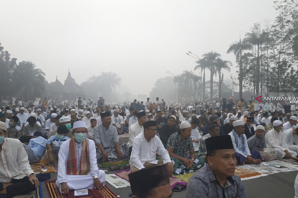 Muslim Pontianak shalat di lapangan terbuka meskipun berkabut asap