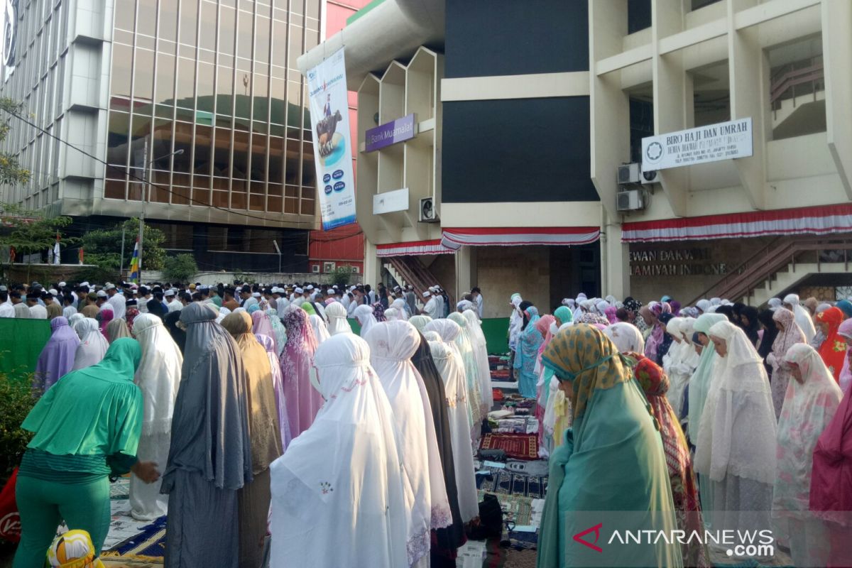 Ratusan muslim  shalat Idul Adha di Dewan Dakwah Islamiyah