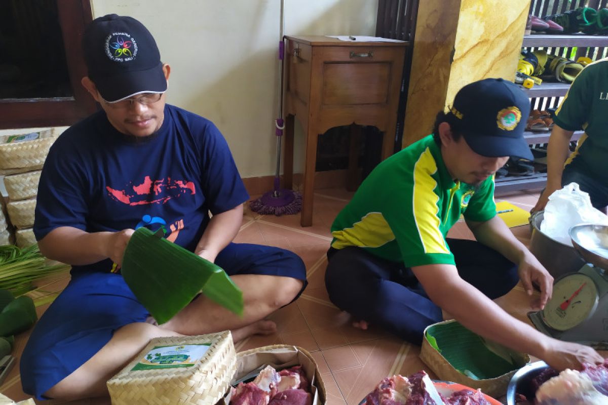 Besek bambu dipakai untuk bagikan hewan kurban di Bali