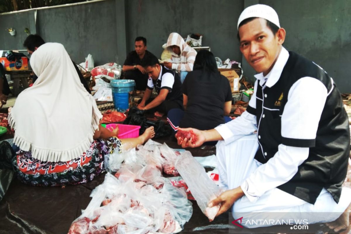 Armani Peduli bagikan 200 kantong lebih daging kurban ke kaum dhuafa