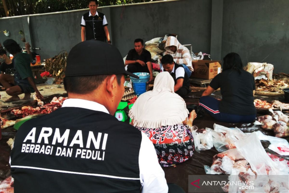 Armani Peduli bagikan 200 kantong daging kurban ke kaum dhuafa