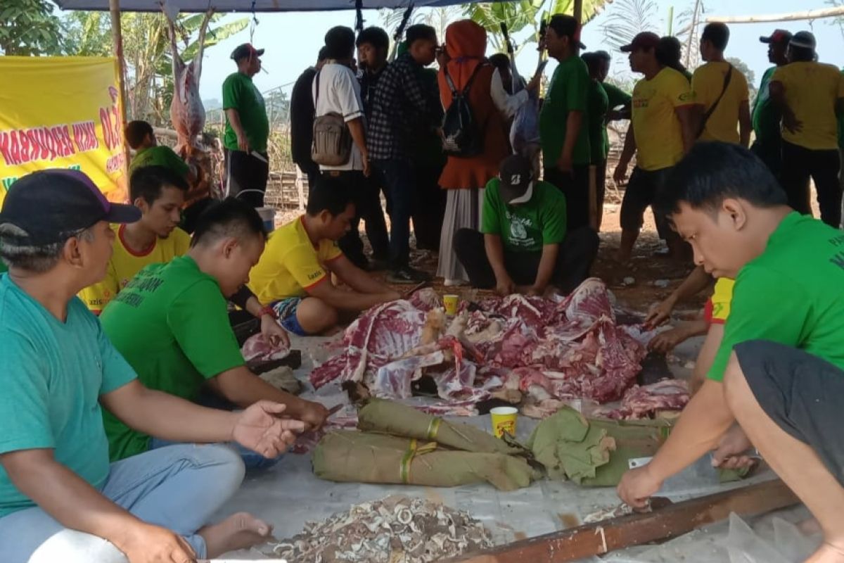 Ada sejumlah panitia kurban Purwakarta bungkus daging dengan daun jati