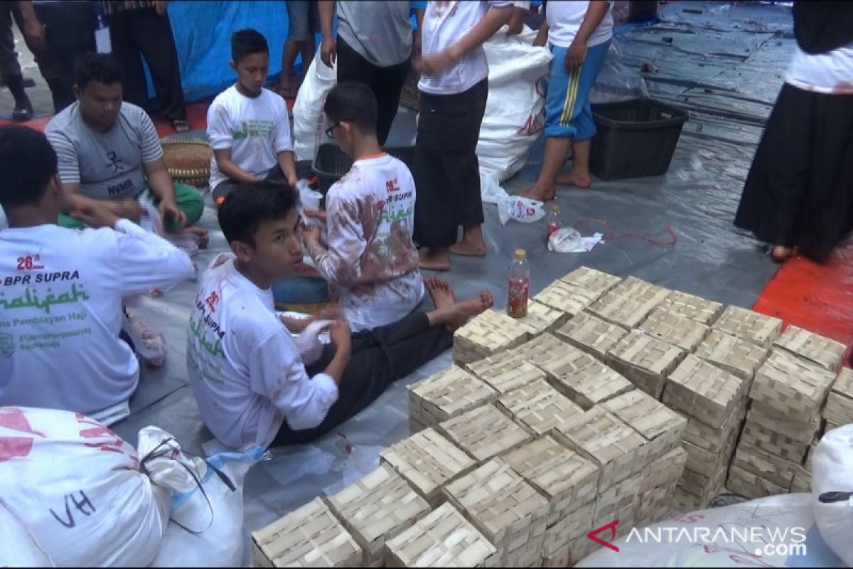 Penyaluran kurban di Sukabumi gunakan pembungkus besek
