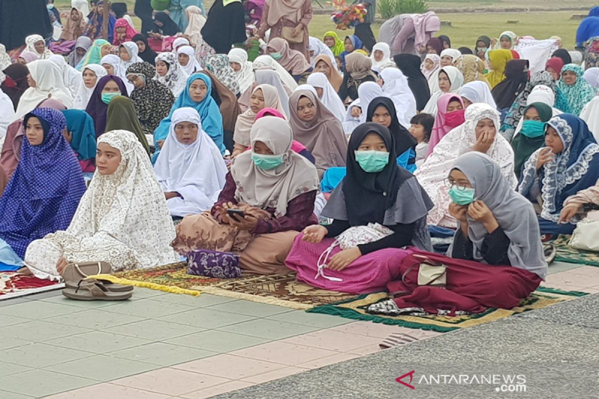 Warga Pekanbaru salat Idul Adha di tengah kabut asap di Masjid Raya Annur