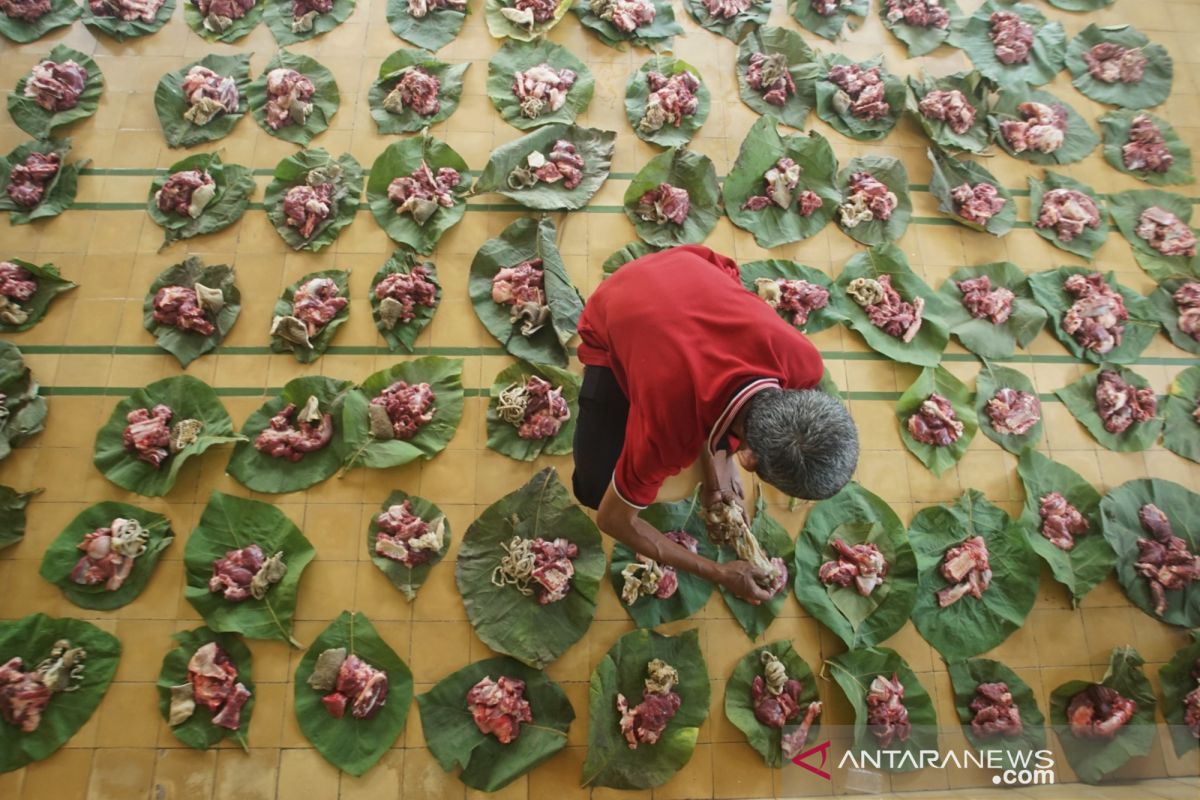 Mayoritas masjid di Sumbar masih pakai "kresek" bagikan daging