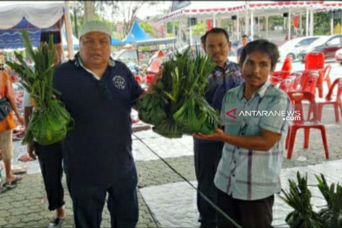 Daging kurban dibungkus pakai daun untuk jaga kelestarian lingkungan