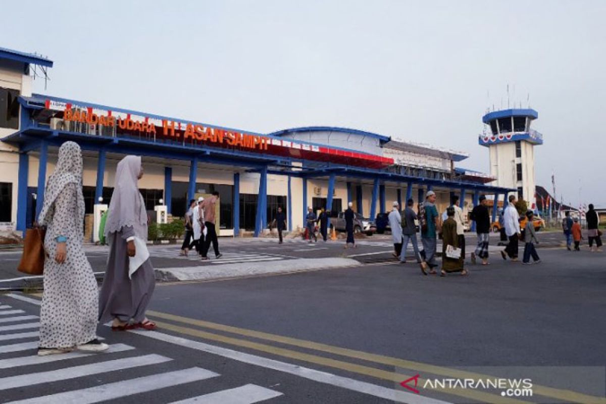 Warga Sampit  shalat Idul Adha di bandara usai kabut asap hilang