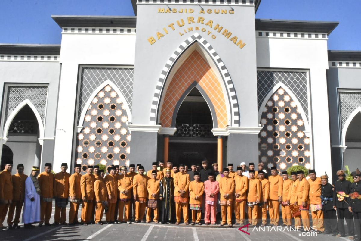 Bupati Nelson shalat idul adha di Masjid Baiturahman Limboto