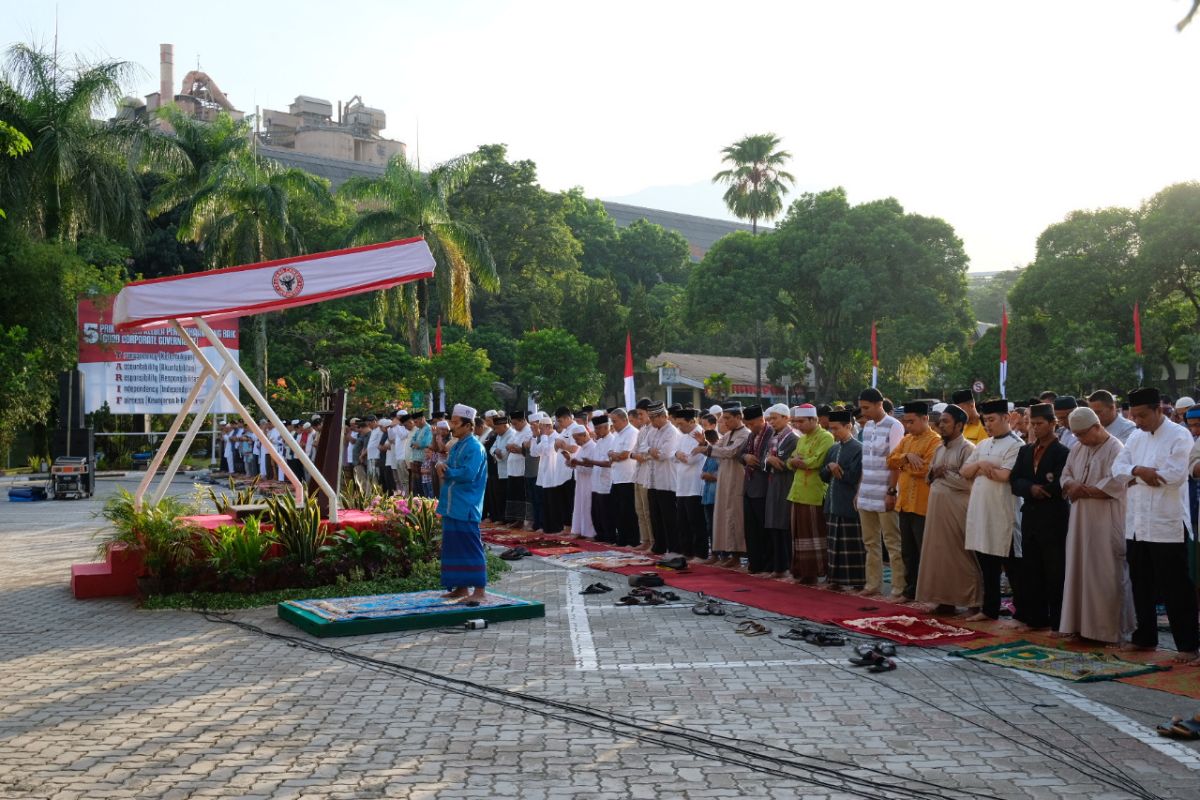 Ribuan warga ikuti salat Idul Adha di Semen Padang