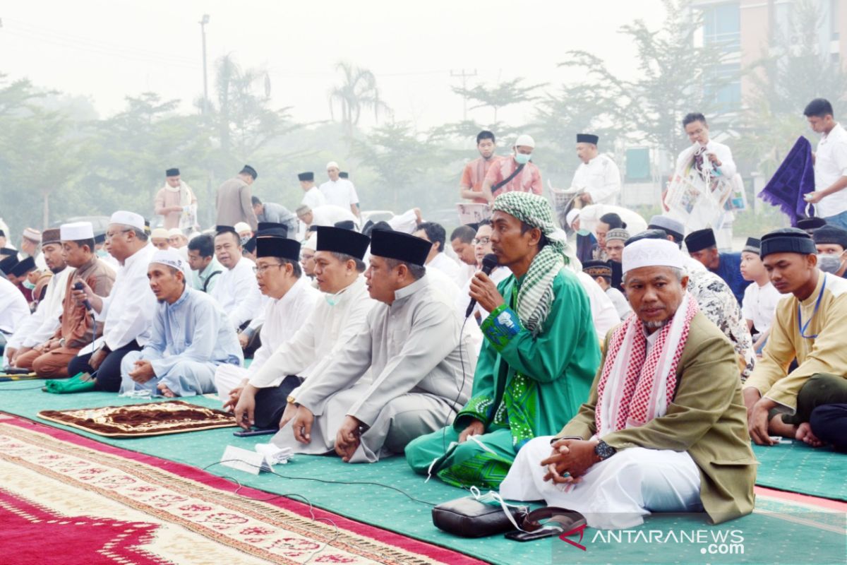 Bupati Muda shalat Idul Adha bersama warga di tengah kabut asap