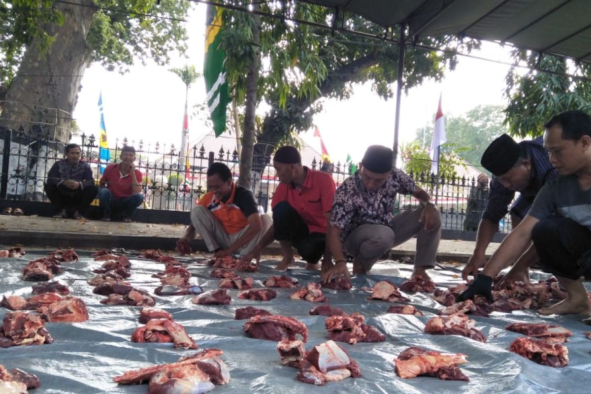 Puluhan petugas disebar periksa daging kurban