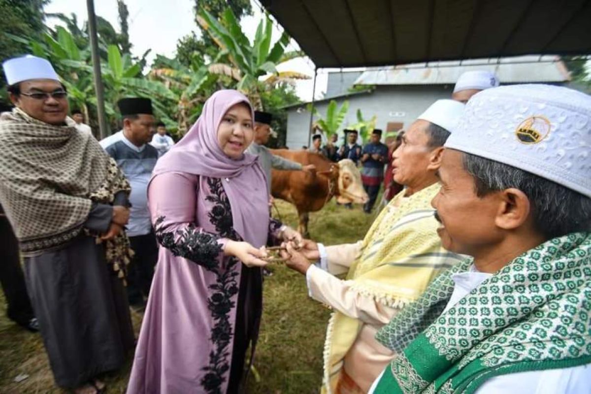 Bupati Masnah shalat idul adha bersama warga Mestong