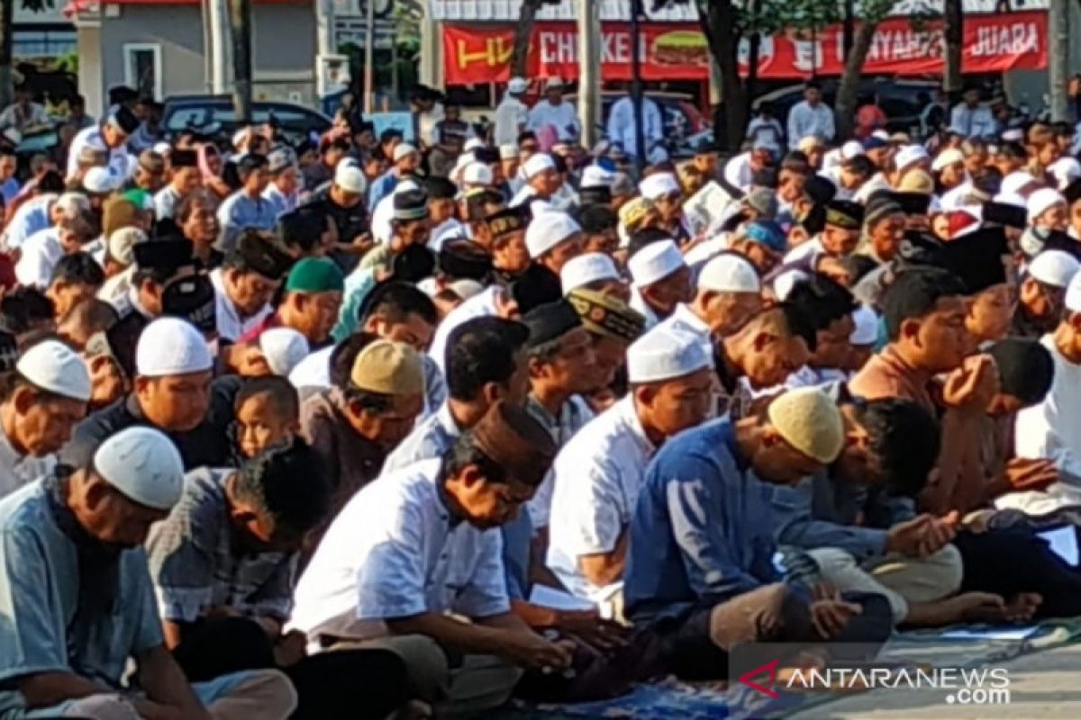 Sholat di Telaga Biru, Khatib: mari belajar ikhlas dan takwa di Idul Adha