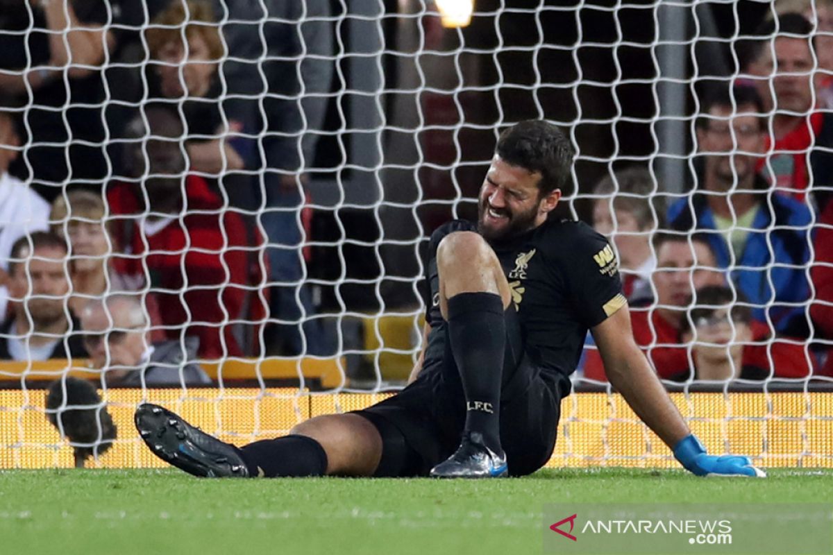 Liverpool kehilangan kiper utama Alisson beberapa pekan ke depan