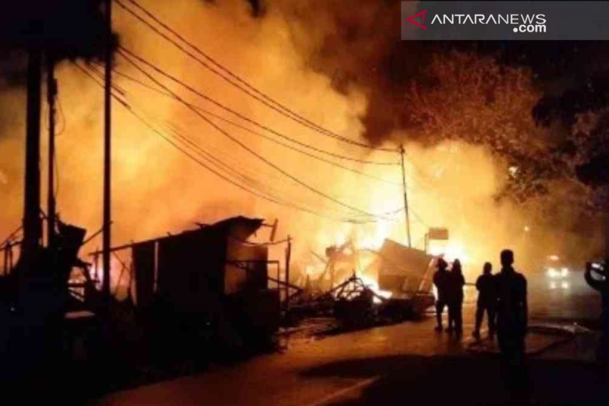 12 unit damkar dikerahkan padamkan kebakaran yang melalap rumah tinggal