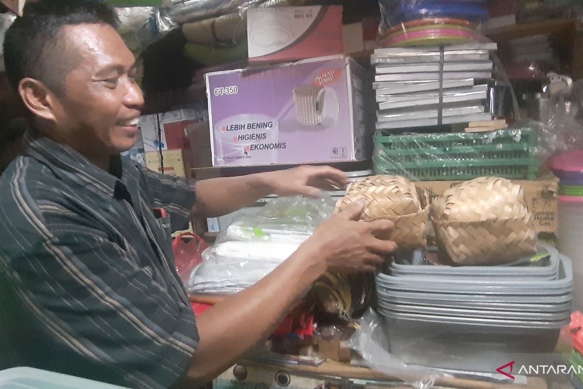 Penjual besek bambu di Pasar Lenteng kehabisan stok