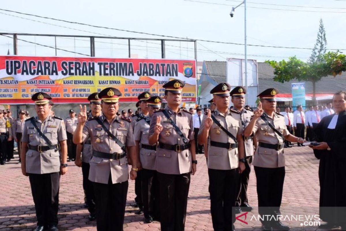 Kapolres Tanjungbalai pimpin upacara sertijab lima perwira