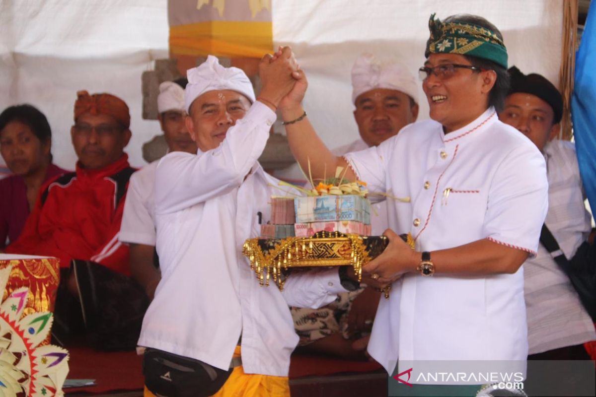 Badung serahkan hibah upacara adat