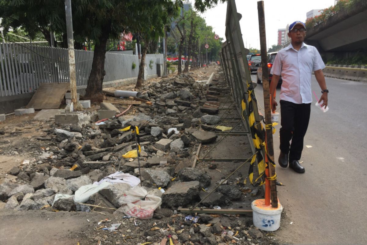 Warga pertanyakan hubungan revitalisasi trotoar dengan perbaikan udara