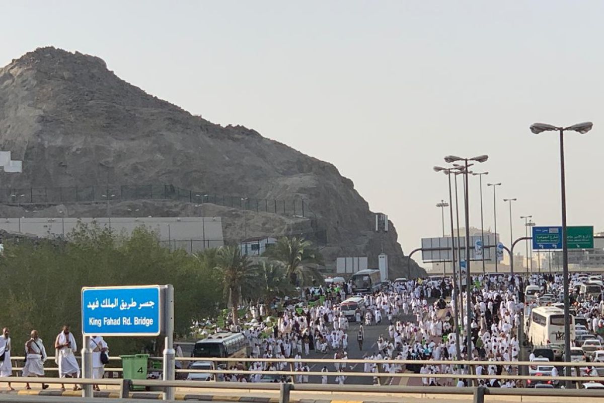 Mekkah padat saat puncak haji, jamaah cuma bisa jalan kaki