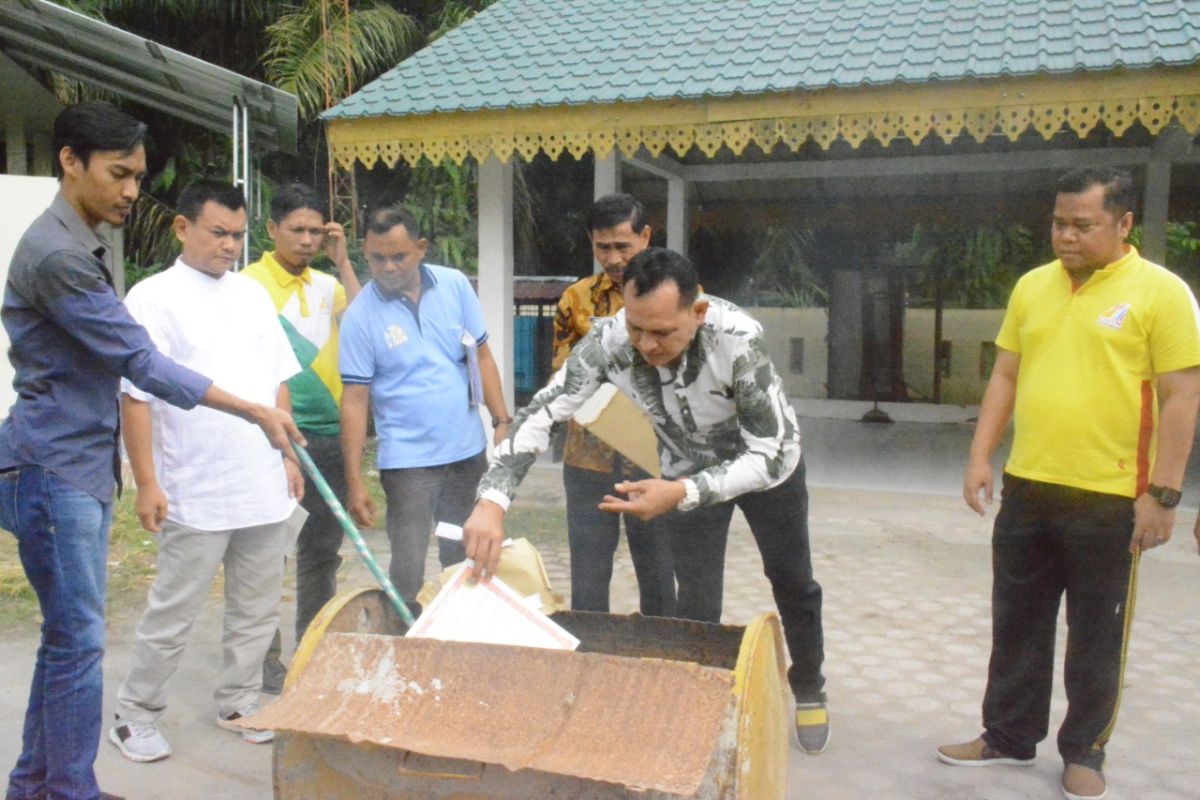 Dinas Pendidikan Langkat musnahkan blangko ijazah SD dan SMP